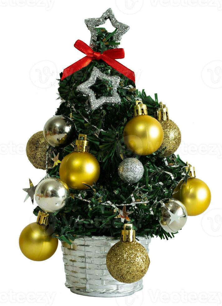 pequeño decorativo Navidad árbol con oro y plata pelotas, aislado. foto