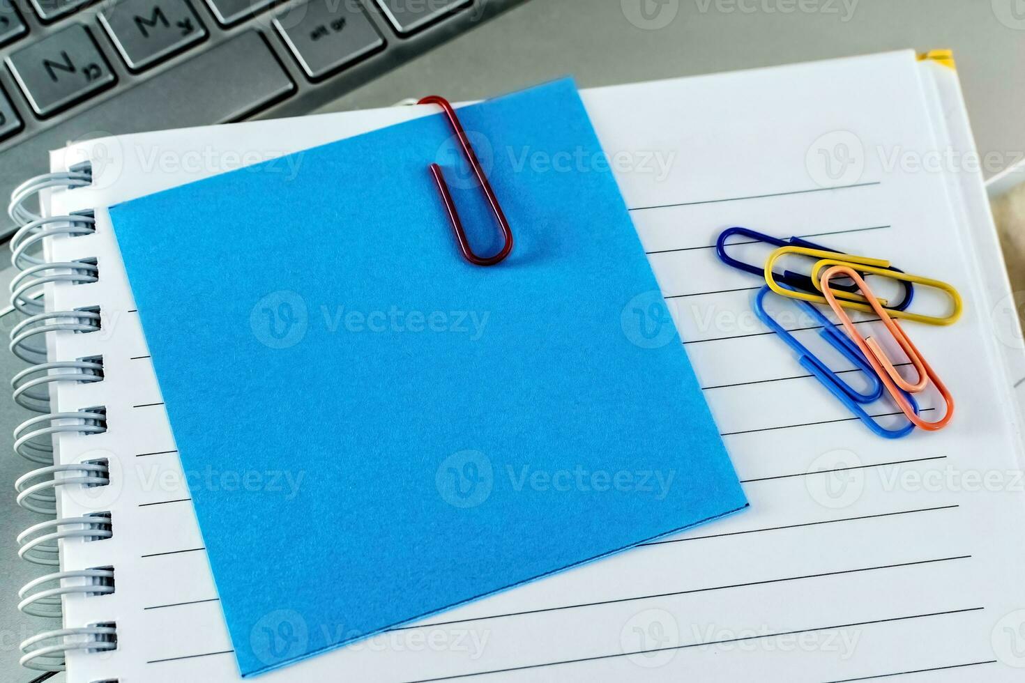 oficina escritorio mesa con teclado, suministros y cuaderno. foto