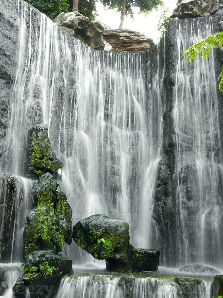 lento movimiento natural cascada cascada, tropical selva paisaje acuático, largo exposición disparo, Pendiente de rocas, hermosa naturaleza para antecedentes fondo de pantalla foto