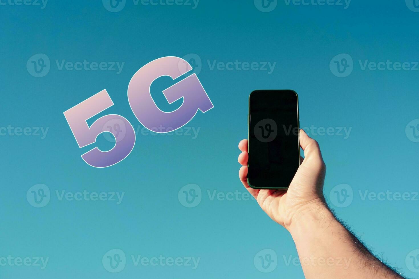 mano participación un móvil teléfono, 5g tecnología, móvil teléfono adiccion foto