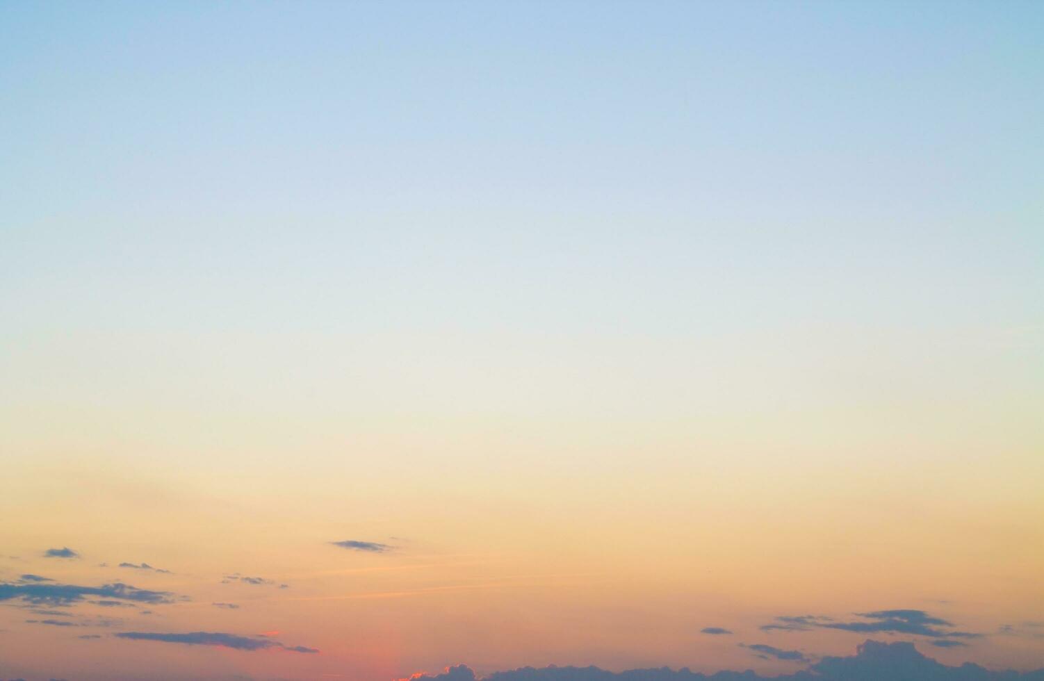 crepúsculo cielo con nube y vistoso puesta de sol naturaleza resumen antecedentes foto