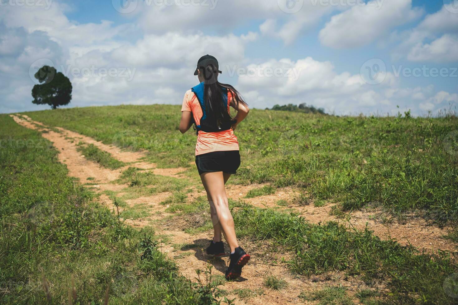 mujeres jóvenes corredoras de senderos activas en la cima de una montaña por la tarde, corredoras de ultra maratón aventurándose al aire libre foto