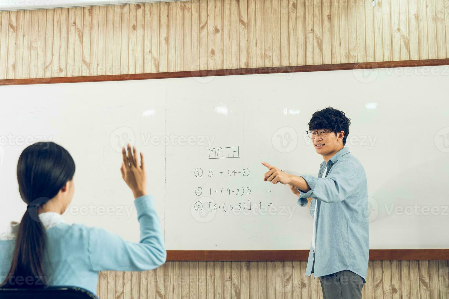 profesor masculino asiático enseñando a los estudiantes en el aula foto