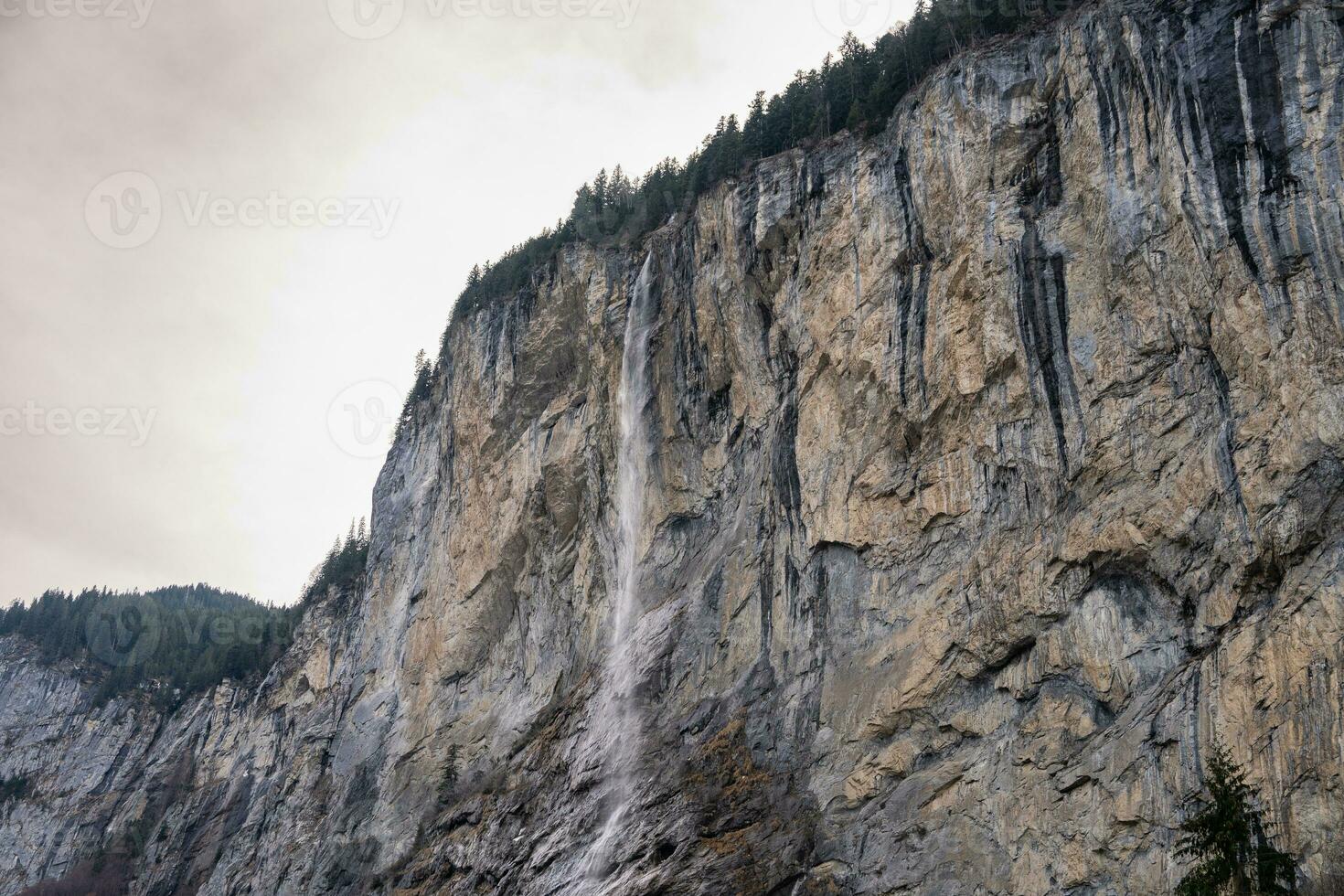 Staubbach caídas Kirche naturaleza durante invierno en lauterbrunnen, Suiza. foto