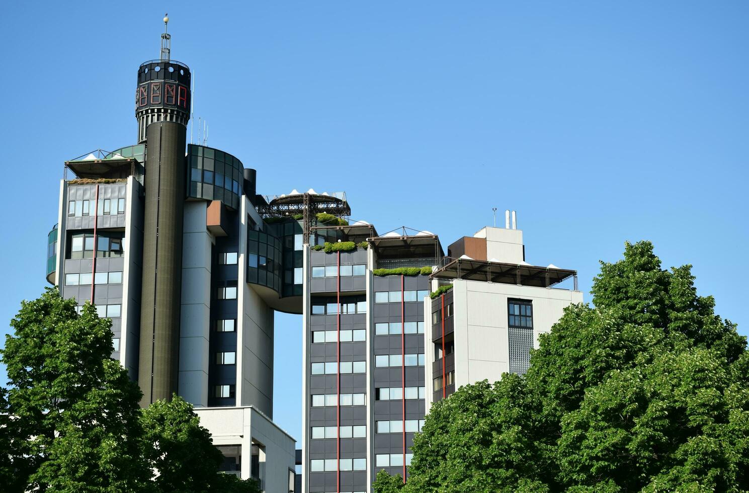 modena Italia, mayo 12, 2022 direccional modena 2 famoso comercial complejo en el ciudad de Módena. Años 80 Clásico edificios arquitectura. Italia foto