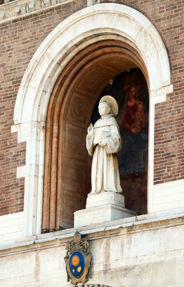 Padova  Italy  August 8, 2022 Statue of Saint Anthony in the facade of the Basilica. Padua, Italy photo