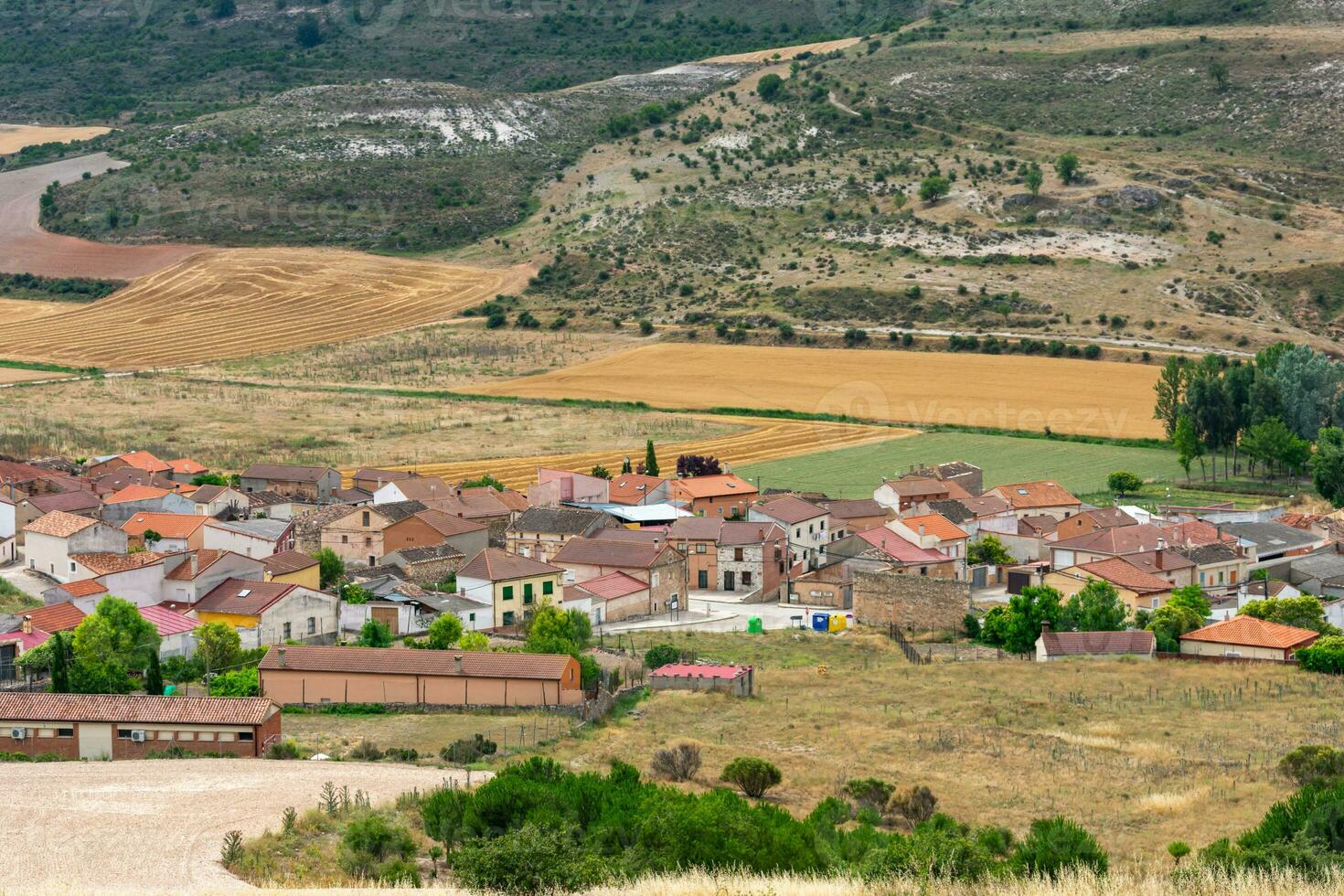 tradicional pueblo en el castellano meseta en España con románico católico Iglesia foto