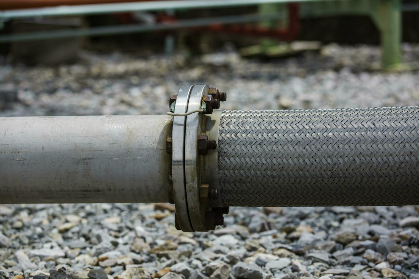 Mangueras de tubo de entrada de acero inoxidable para uso de productos químicos industriales. manguera flexible para tubería de brida foto