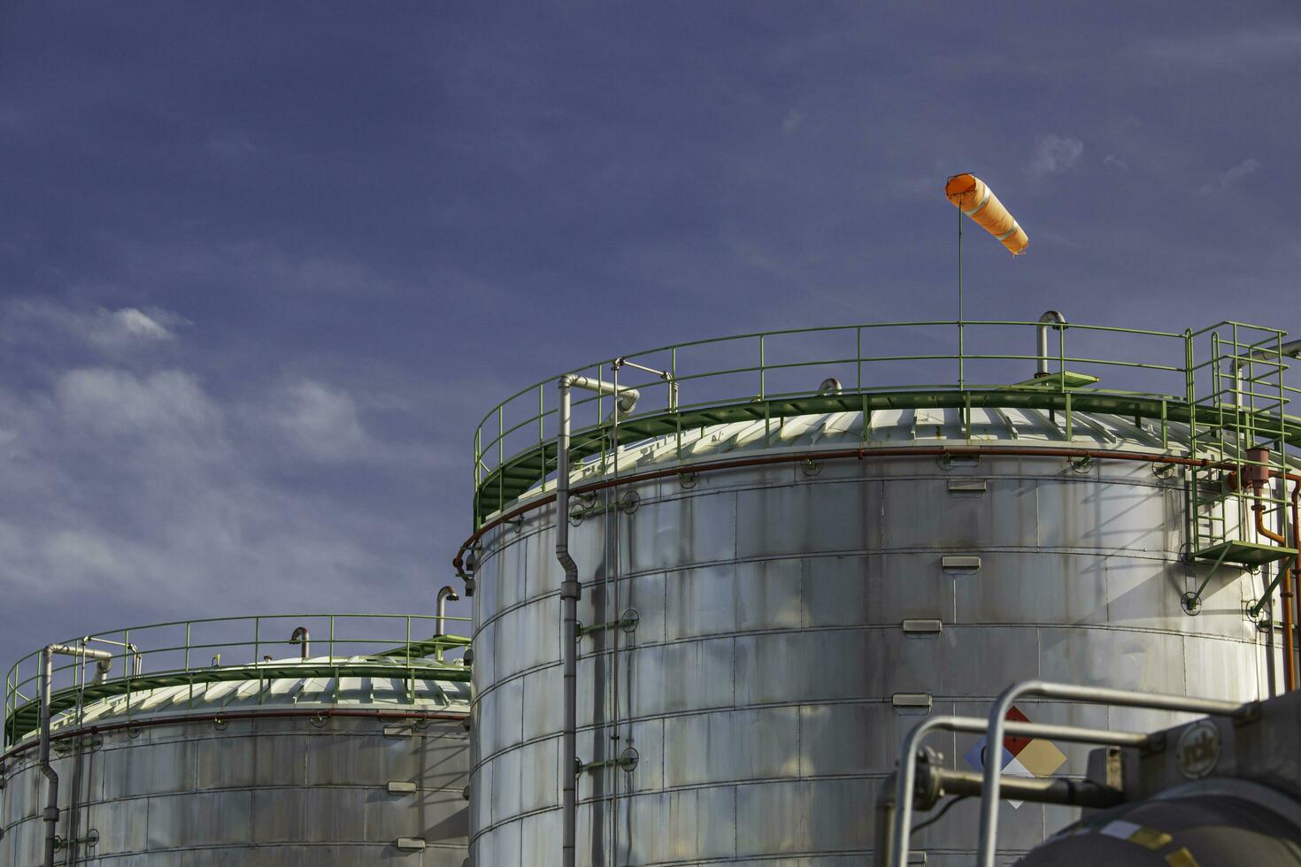 industria química tanque almacenamiento granja aislamiento el tanque. foto