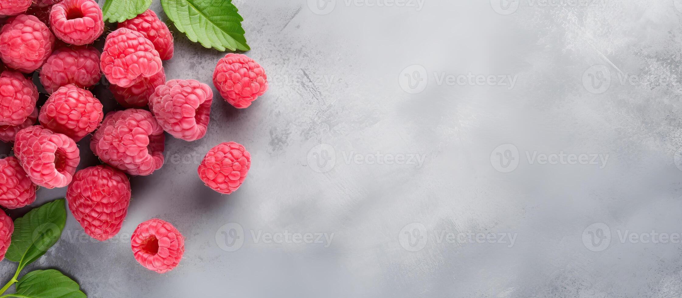 frambuesas con hojas en un gris antecedentes creado con generativo ai tecnología foto