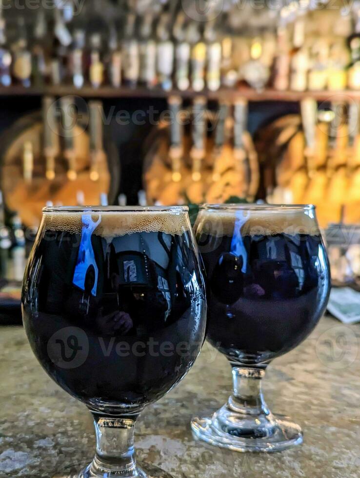 oscuro cerveza negra cerveza en vaso a el cervecería foto