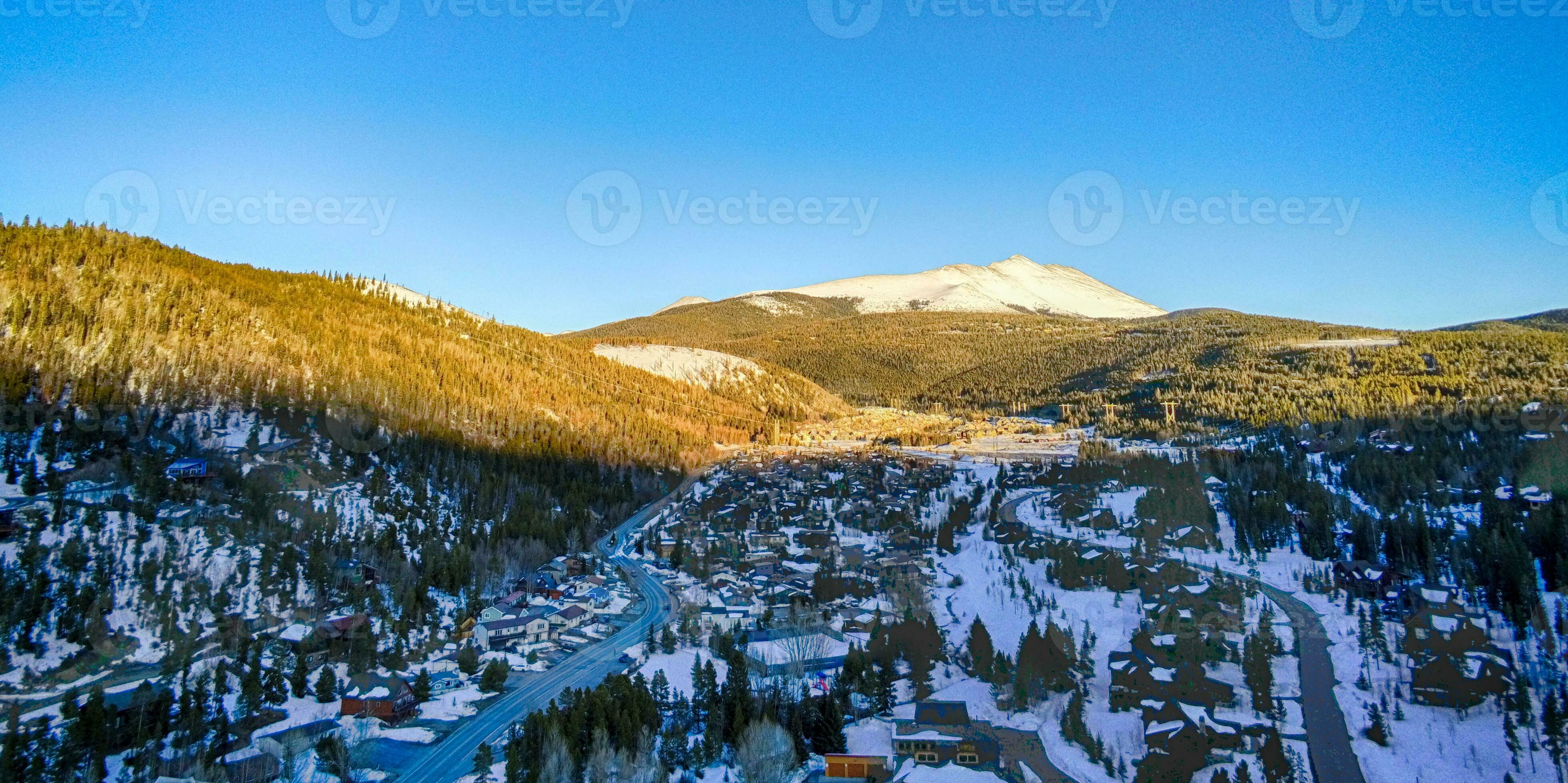 beautiful sunset over breckenridge colorado ski resort town 25376621