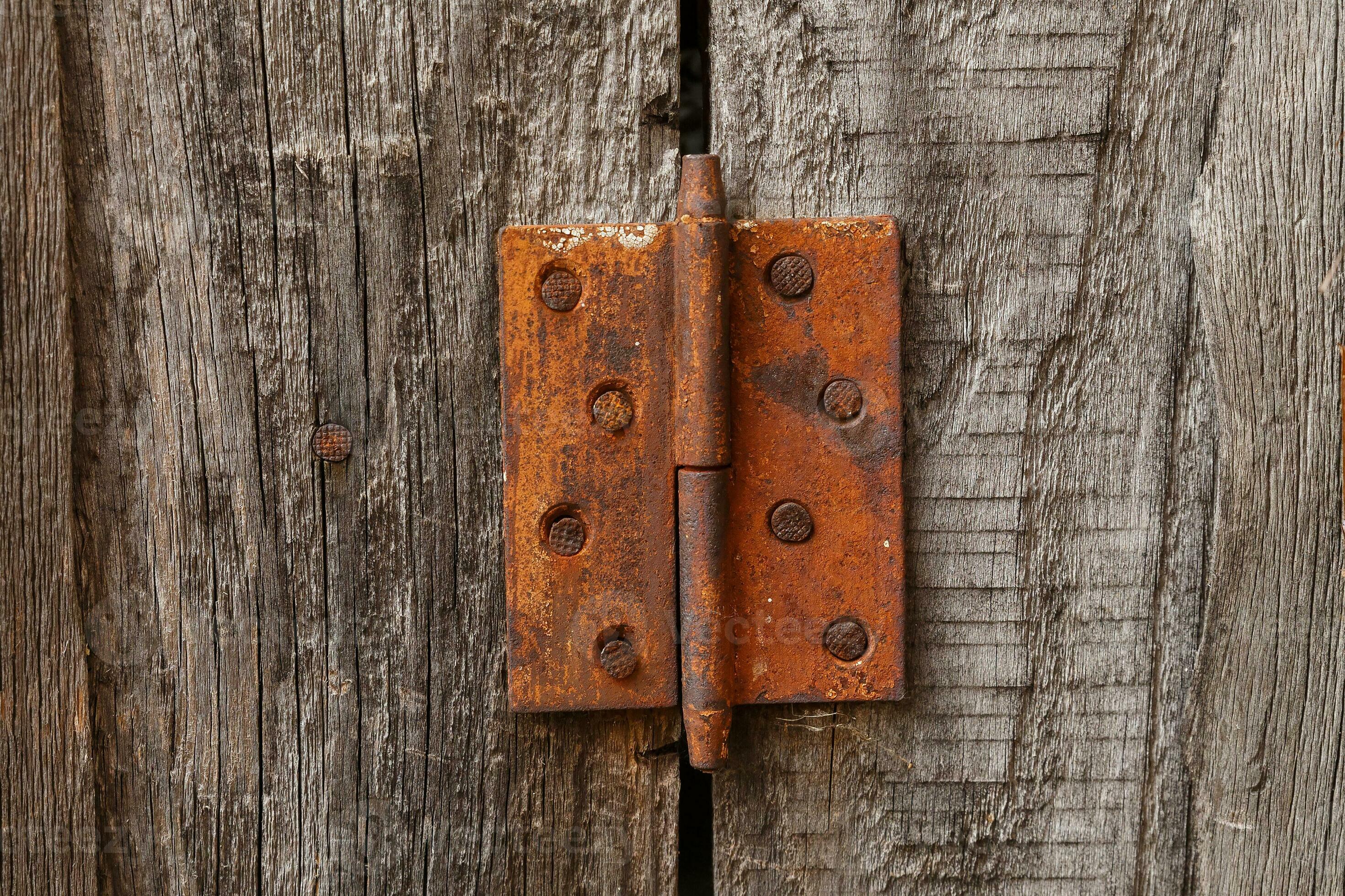 Puertas antiguas de madera con bisagras, perno y candado, en