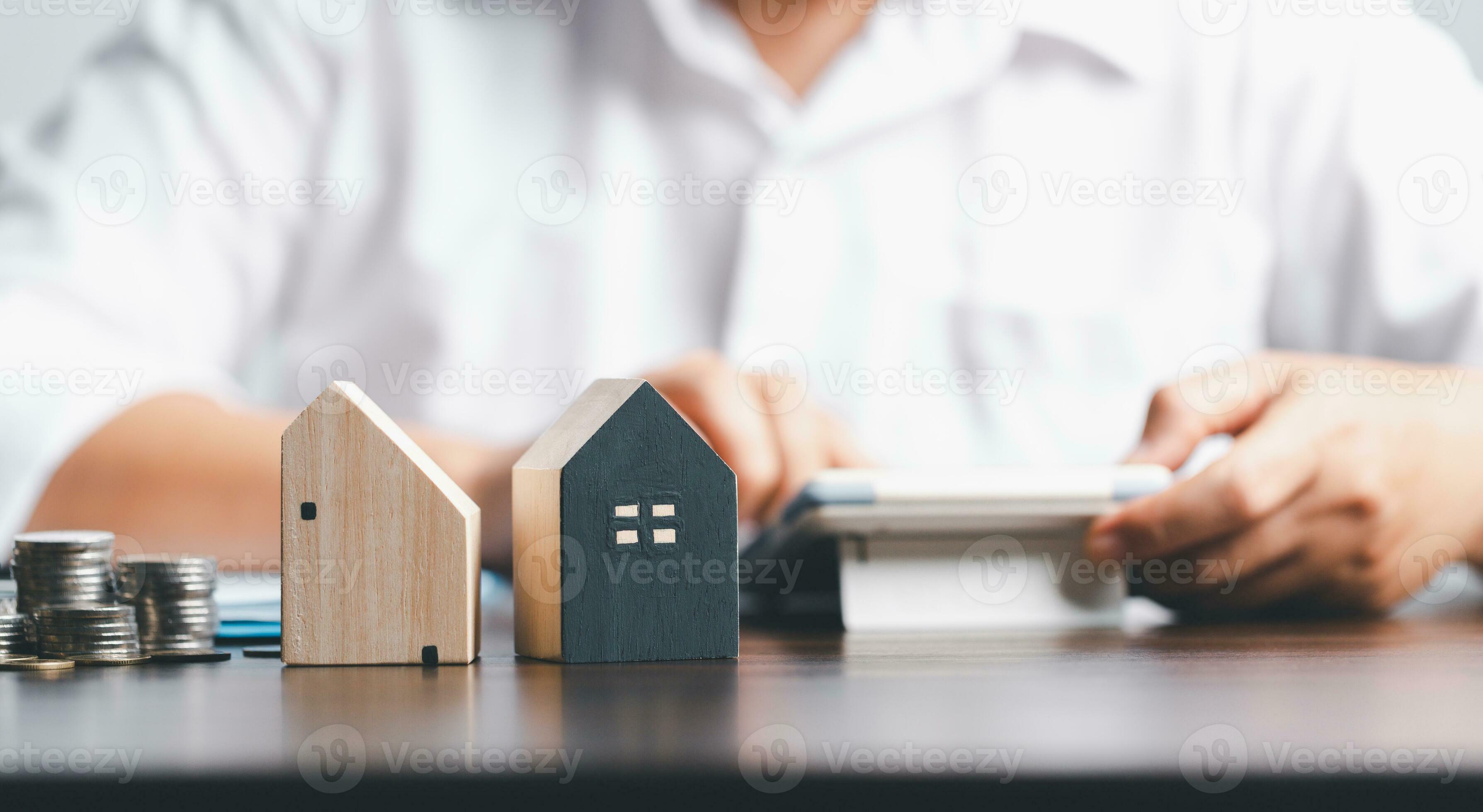 Real estate agents bid homes in the project to explain in detail to