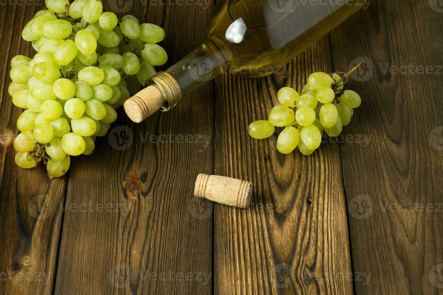 vaso botella de vino con corchos en de madera mesa antecedentes foto