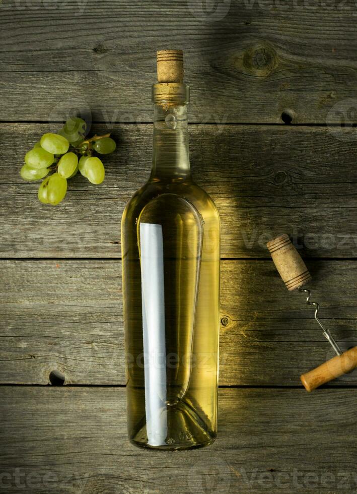 vaso botella de vino con corchos en de madera mesa antecedentes foto