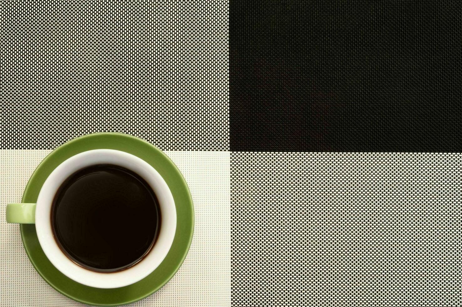taza de café en el negro y blanco mantel foto