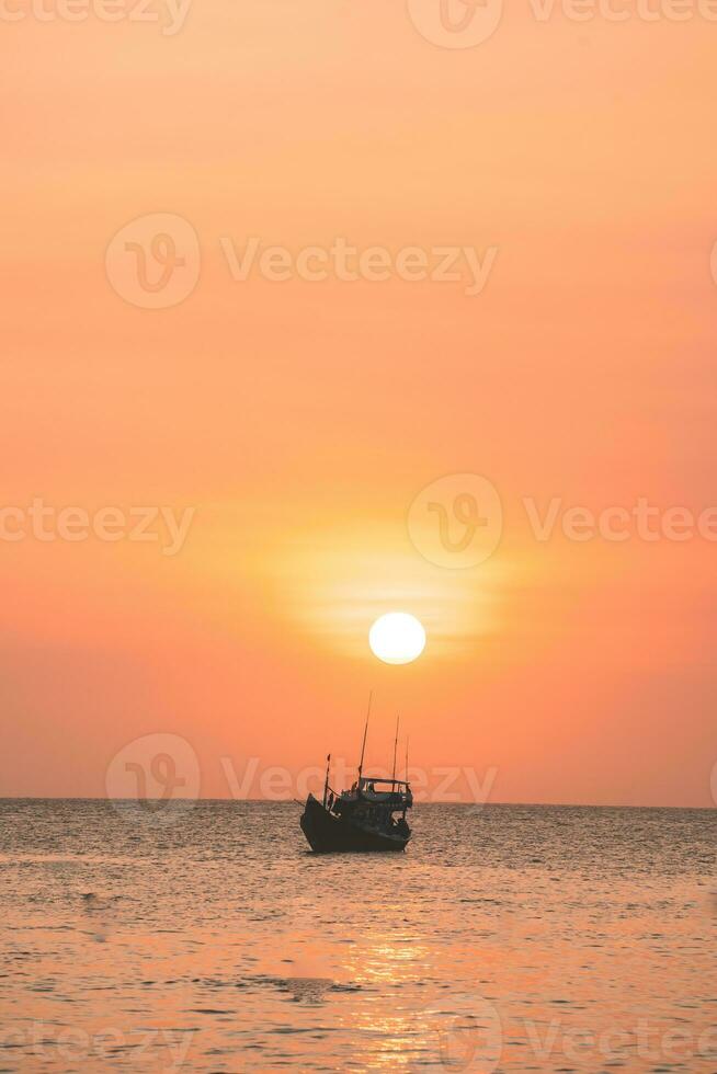 puesta de sol tropical con barco foto