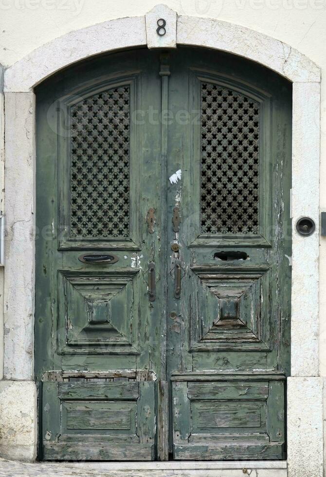 resistido de madera puerta en Lisboa, Portugal foto