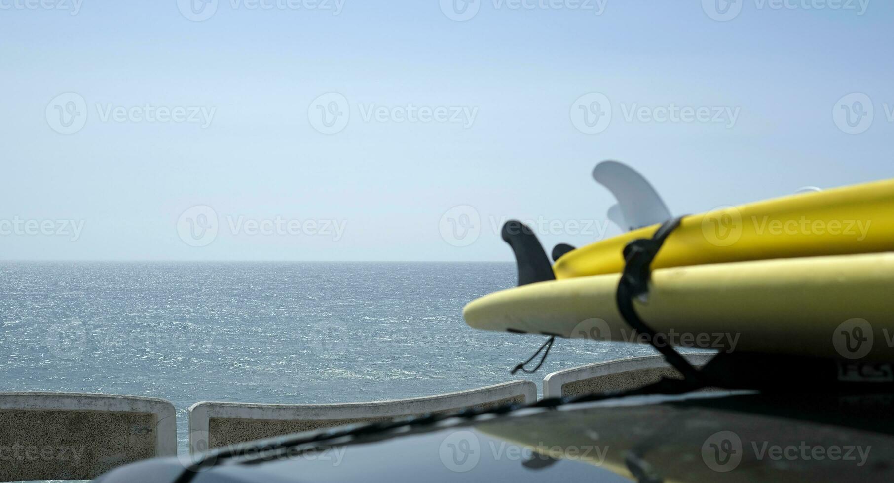 tablas de surf cargado sobre un coche cerca el costa de ericeira, Portugal foto