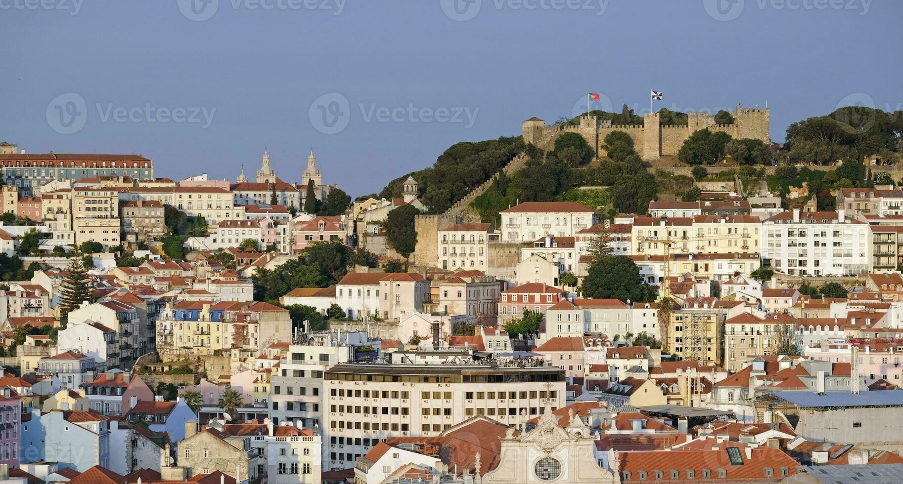 edificios y techo tapas en Lisboa en el tarde horas con el castillo en el antecedentes foto