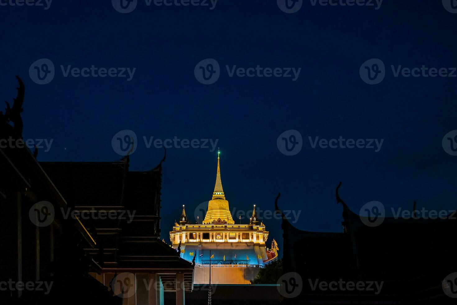 hermosa puesta de sol a dorado montaña phu Khao correa un antiguo pagoda a wat saket templo en enero 29, 2023. el famoso destino en bangkok, tailandia foto