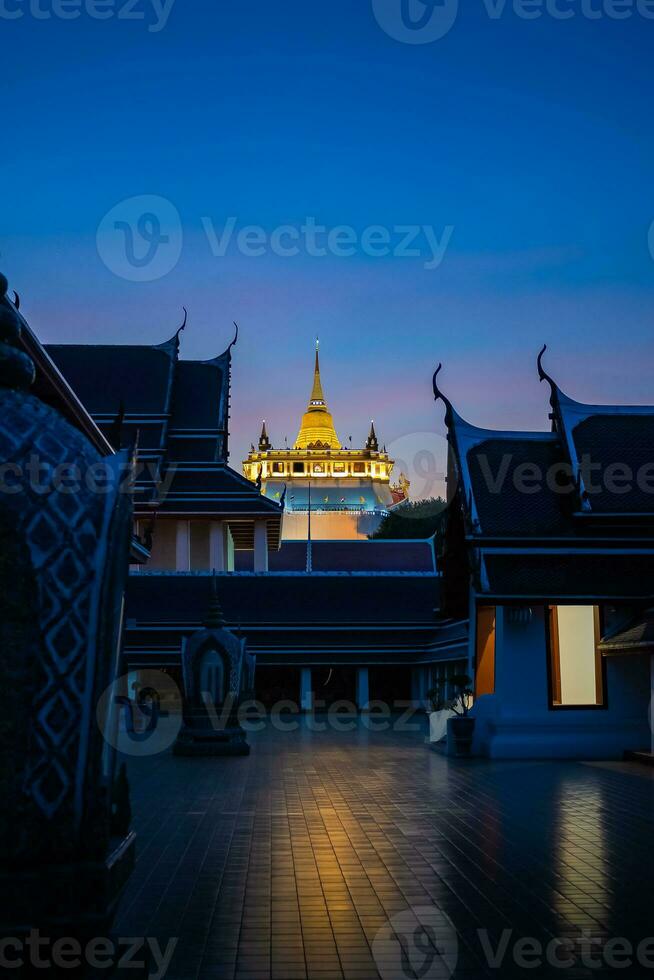 hermosa puesta de sol a dorado montaña phu Khao correa un antiguo pagoda a wat saket templo en enero 29, 2023. el famoso destino en bangkok, tailandia foto