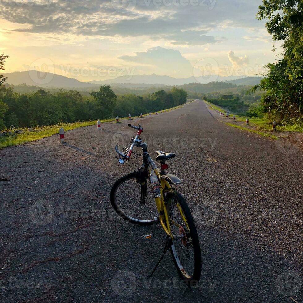 bicicleta a puesta de sol, montaña, azul cielo. estruendo represa tafa, sirikit represa uttaradit tailandia.bicicleta a puesta de sol, montaña, azul cielo. estruendo represa tafa, sirikit represa uttaradit tailandia foto