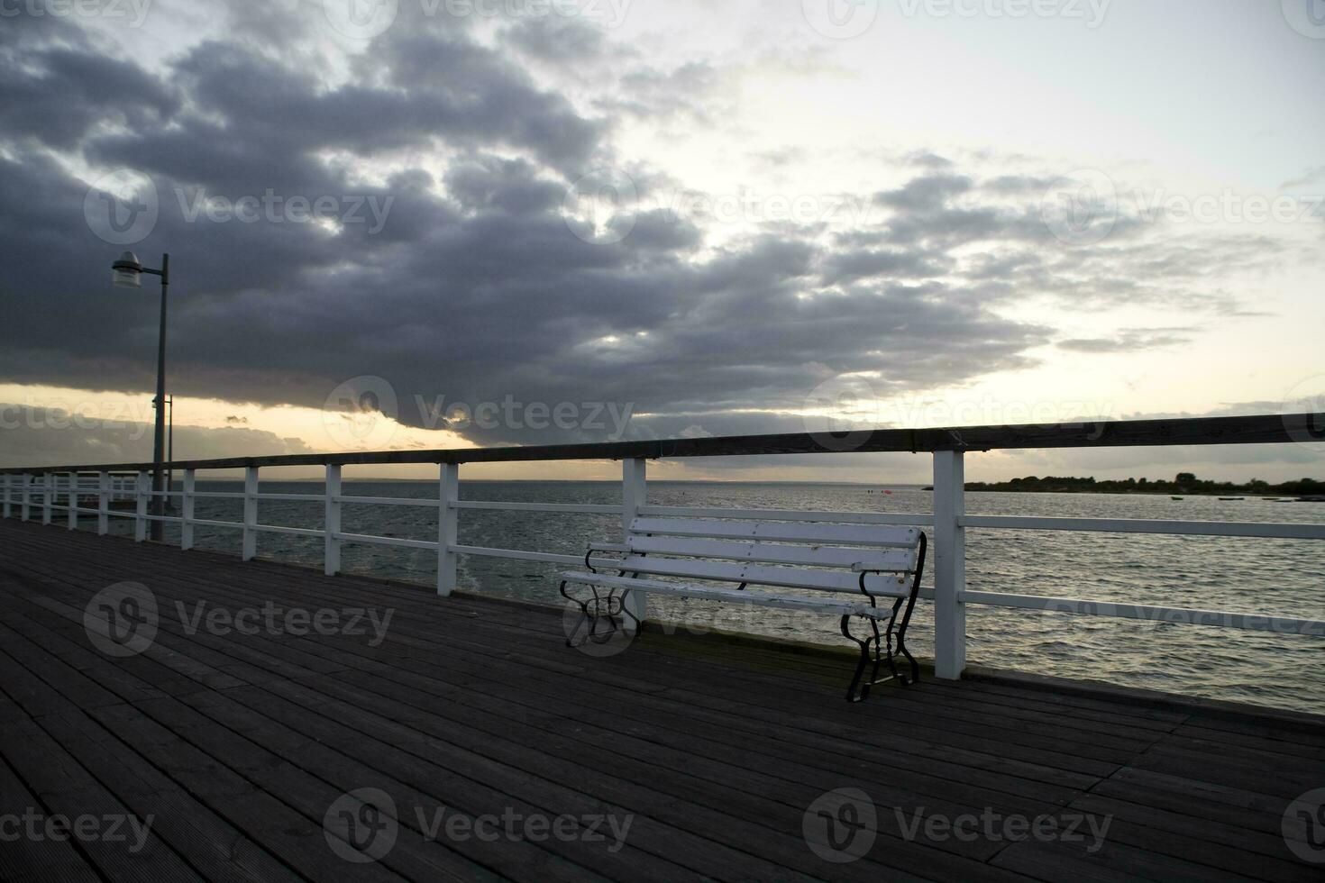 paisaje, delicado amanecer terminado el báltico mar en Polonia terminado el disco bahía foto