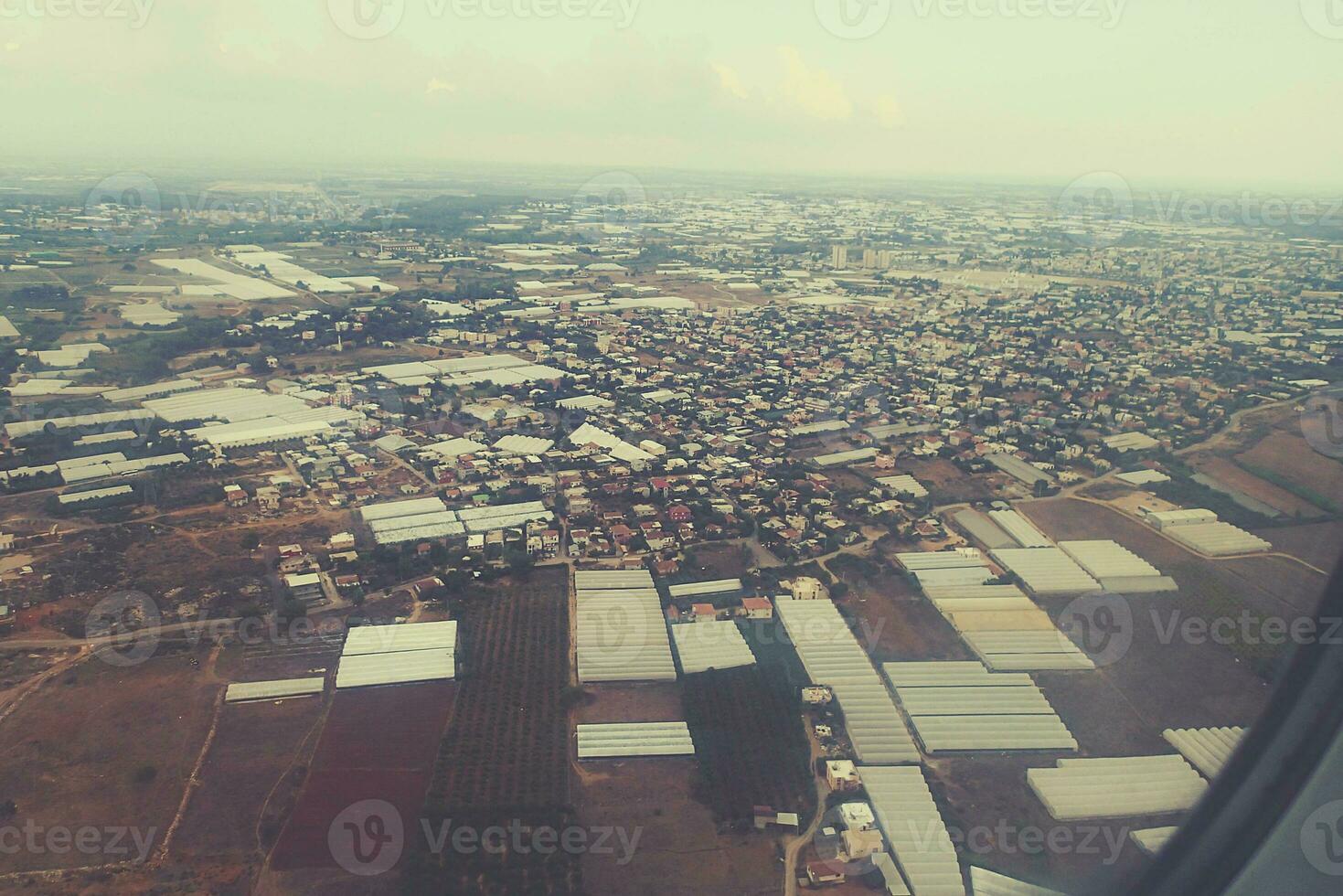 interesante puntos de vista desde el avión ventana en un calentar verano día foto