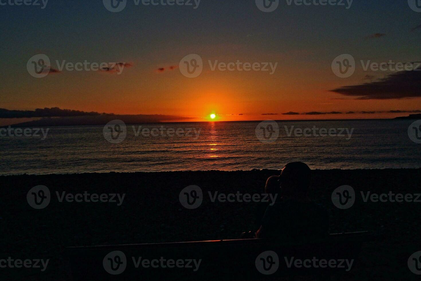 pintoresco Oceano paisaje con el ajuste Dom en un tropical país durante verano Días festivos foto