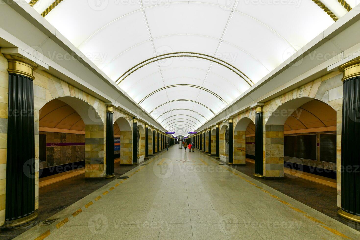 admiralteyskaya estación - Santo petersburgo, Rusia foto