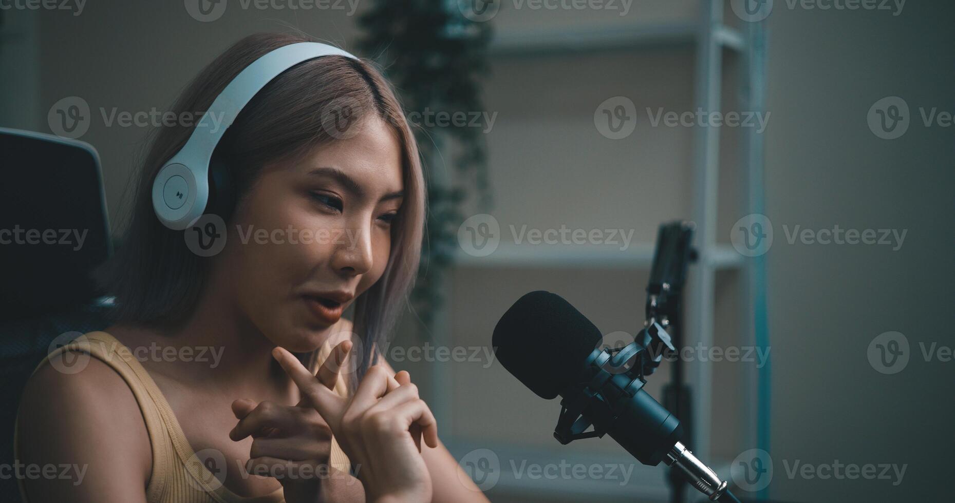 alegre joven podcaster utilizar micrófono durante en línea podcast en estudio foto