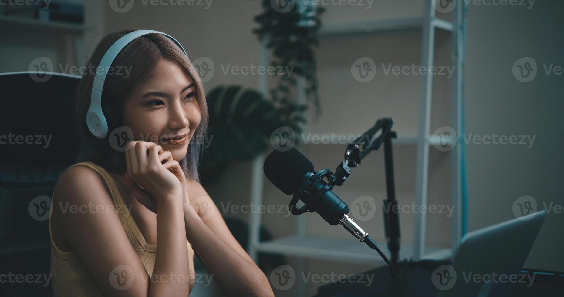 alegre joven podcaster utilizar micrófono durante en línea podcast en estudio foto