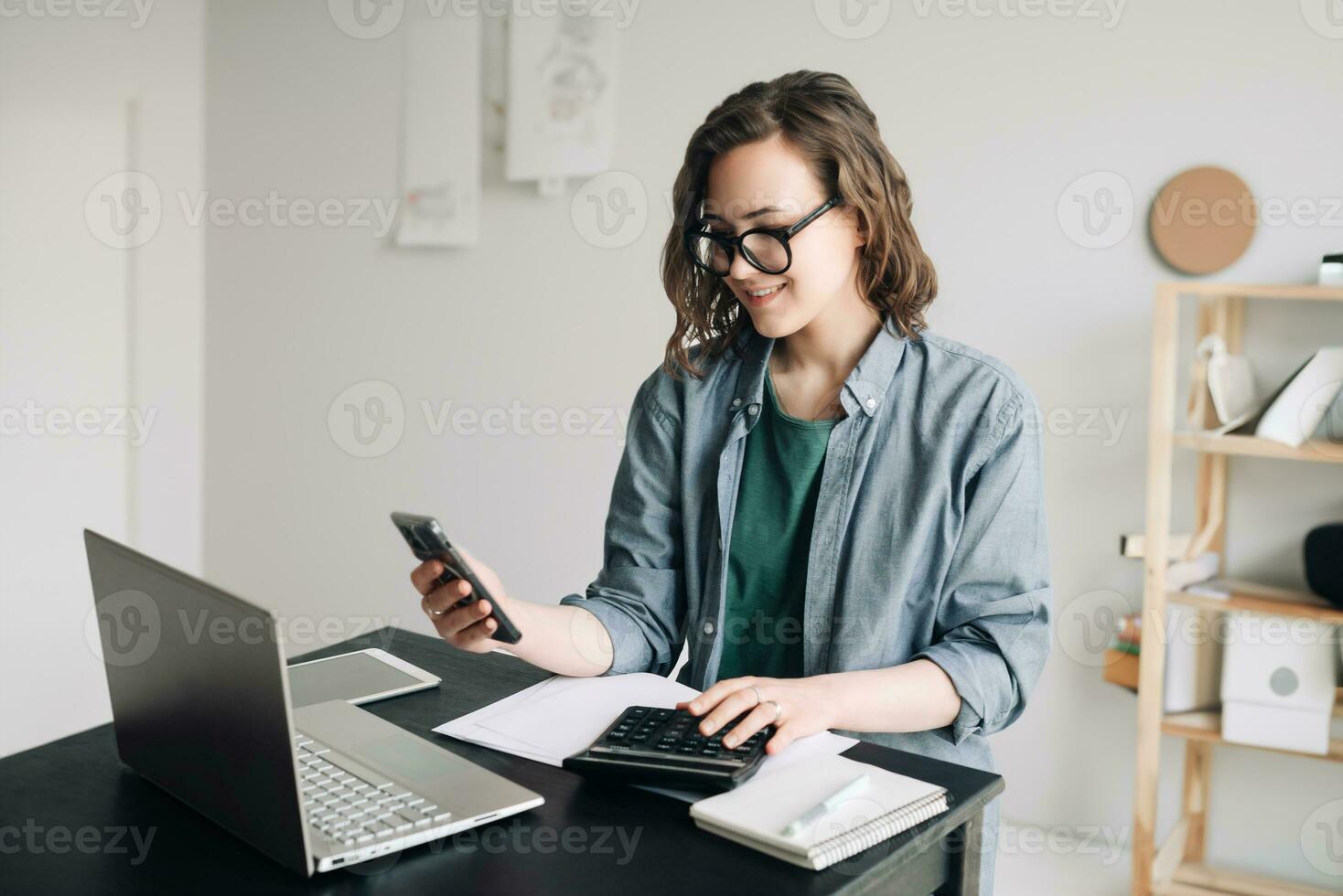 profesional mujer contador trabajando con calculadora y ordenador portátil computadora en oficina. sonriente mujer de negocios trabajando desde hogar oficina. Finanzas y contabilidad concepto, remoto trabajar, y negocio Finanzas foto