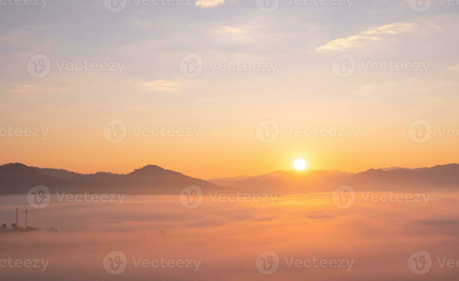 vistoso de cielo y hermosa montaña paisaje. Mañana amanecer hora montaña paisaje foto