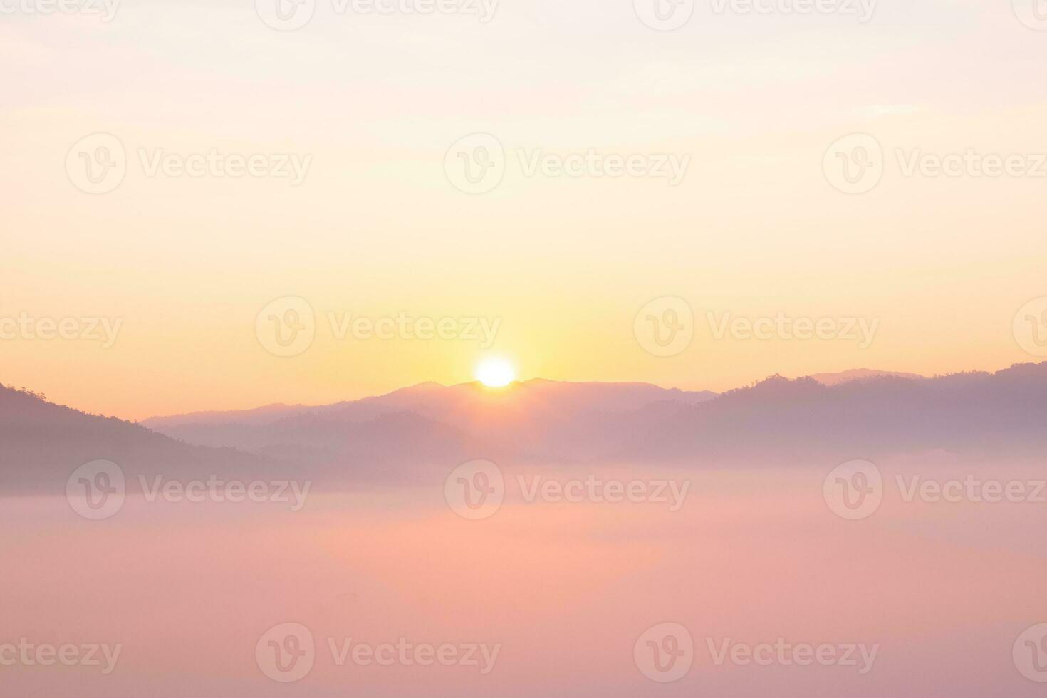 vistoso de cielo y hermosa montaña paisaje.mañana amanecer hora montaña paisaje foto