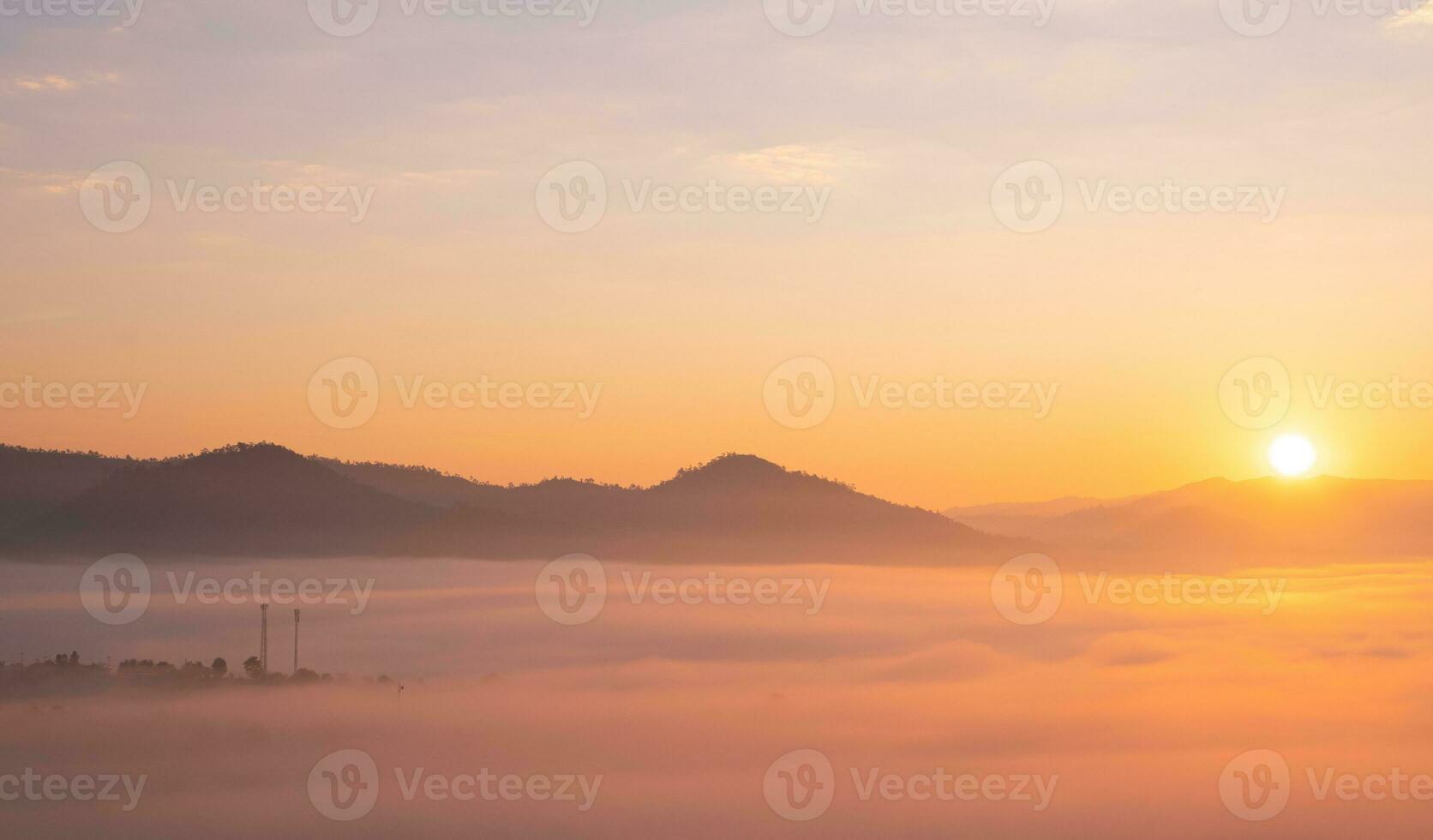 vistoso de cielo y hermosa montaña paisaje. Mañana amanecer hora montaña paisaje foto