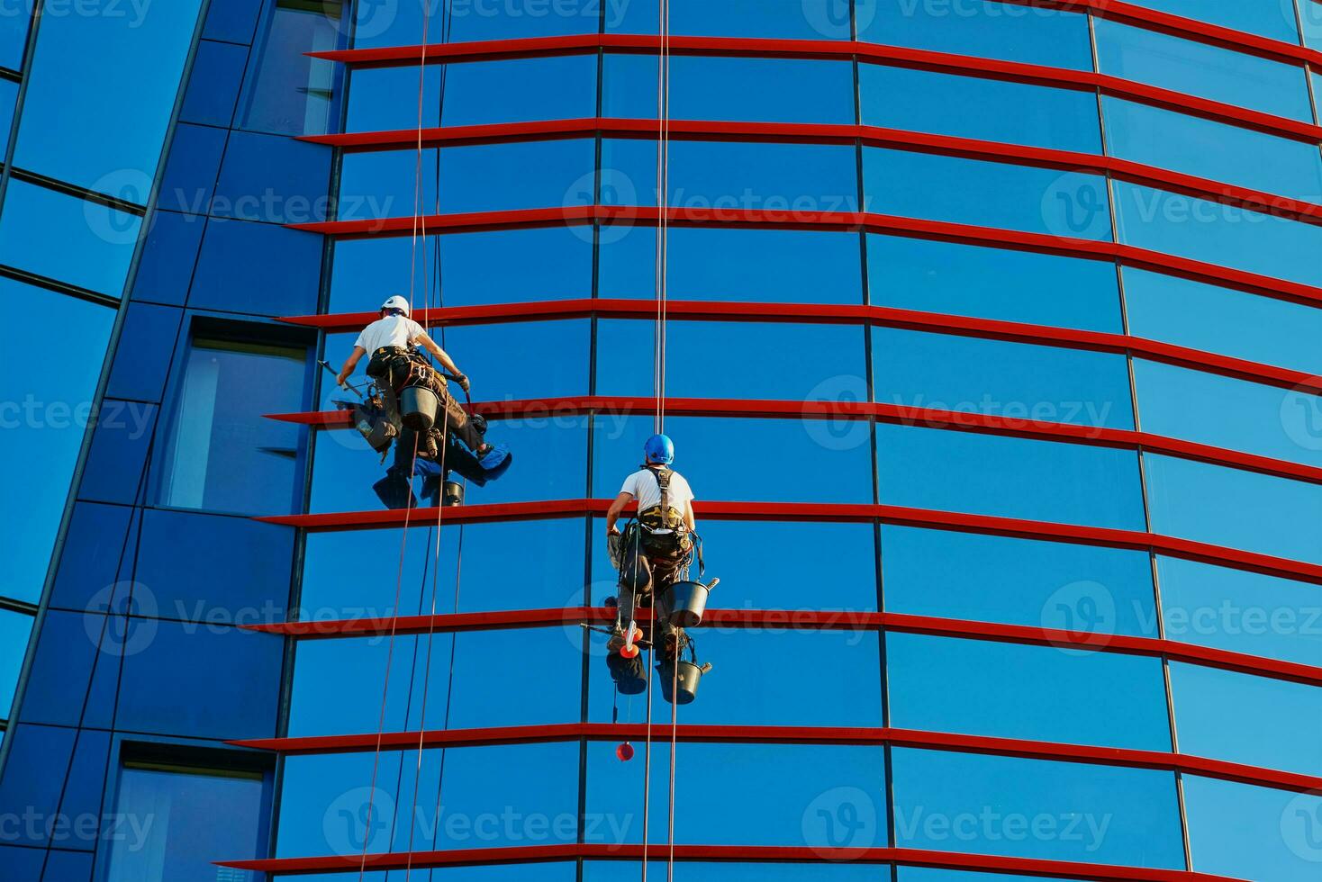 trabajadores limpieza ventanas en negocio centrar en rascacielos foto