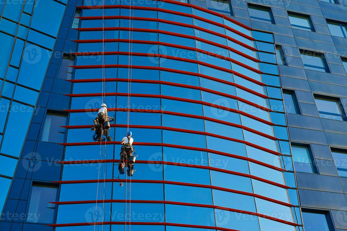 trabajadores limpieza ventanas en negocio centrar en rascacielos foto