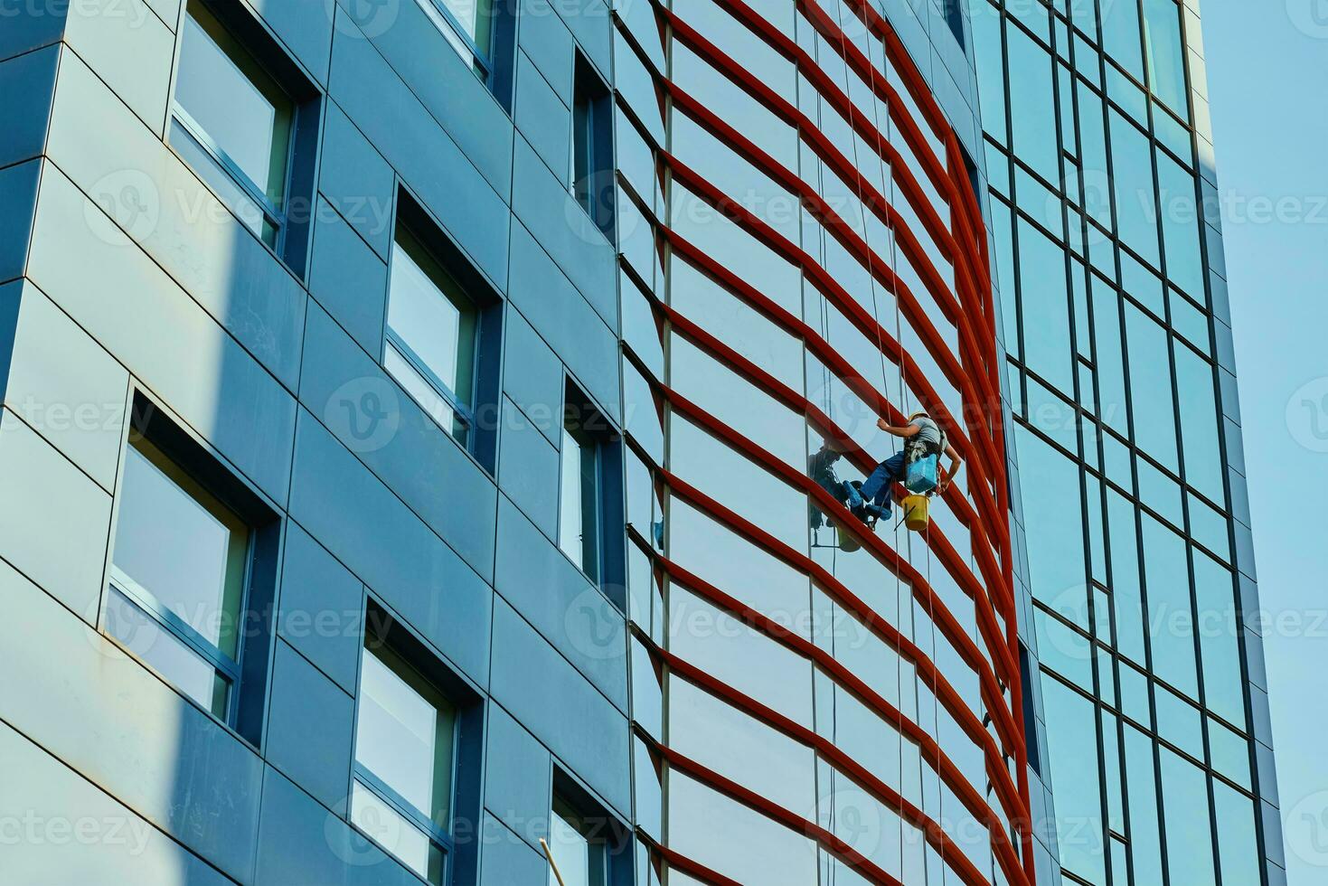 trabajadores limpieza ventanas en negocio centrar en rascacielos foto