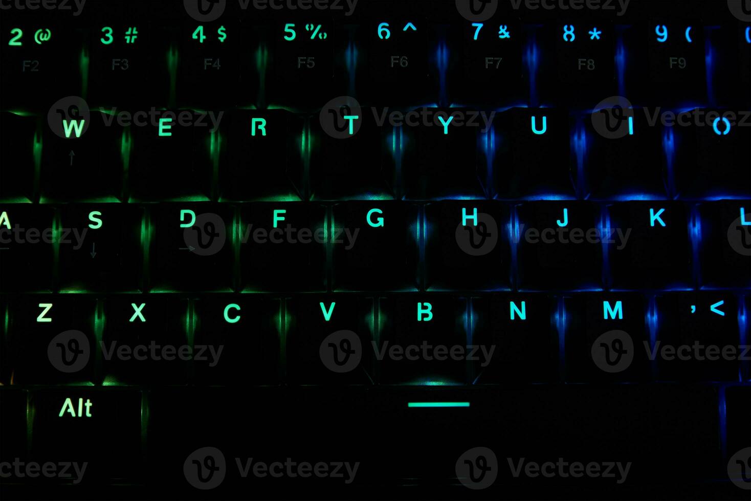 teclado rgb para juegos sobre fondo oscuro foto