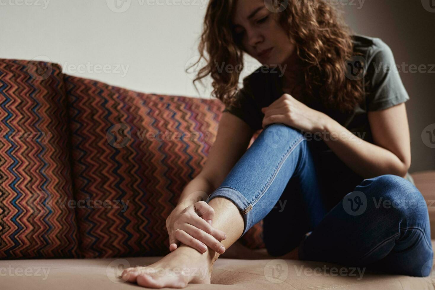 mujer tener dolor en pierna, tomar tobillo masaje foto