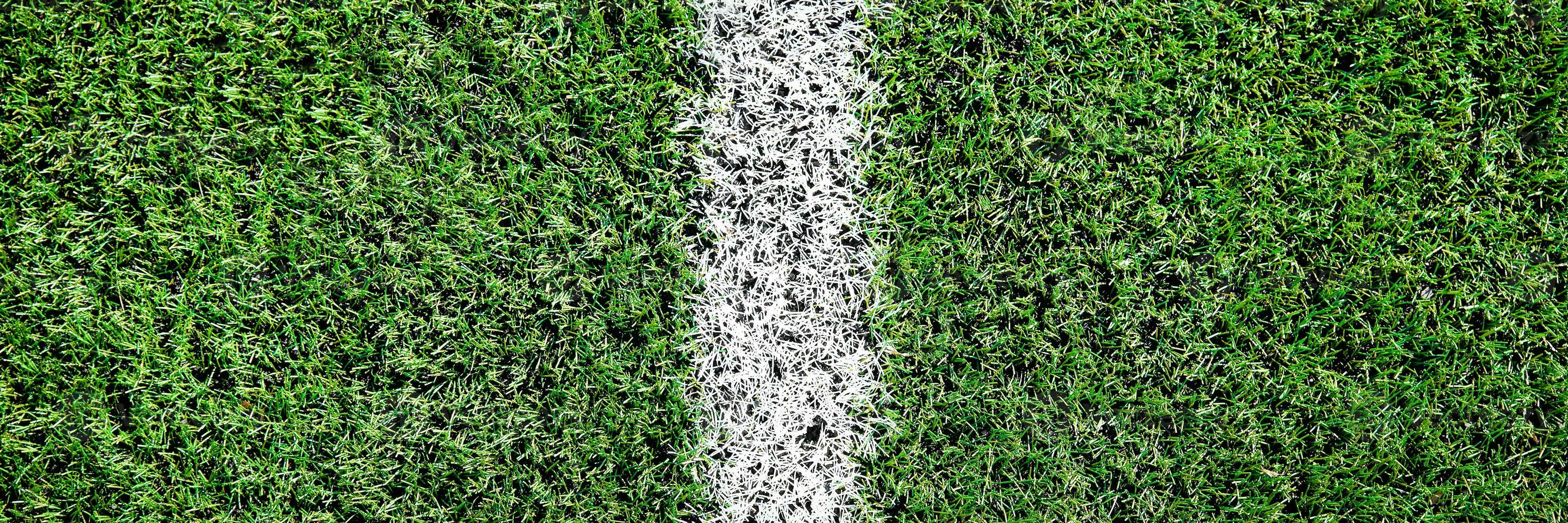 verde césped en deporte campo con blanco línea foto