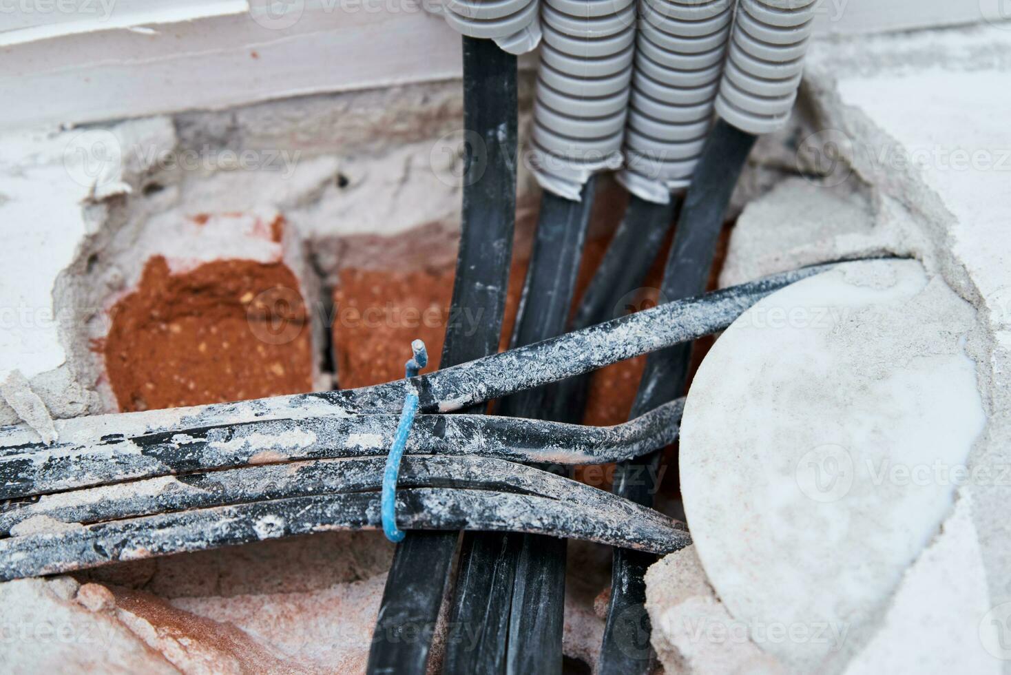 viejos cables eléctricos en una pared de ladrillos. cableado de peligro foto