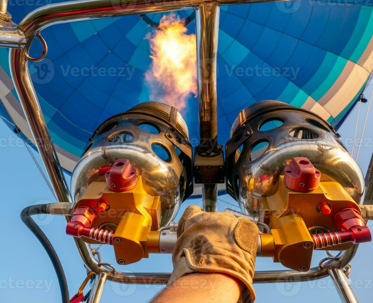 el del piloto brazo incluye gas equipo a llenar el globo Hazme con caliente aire.brillante ardiente fuego dentro el aire globo foto