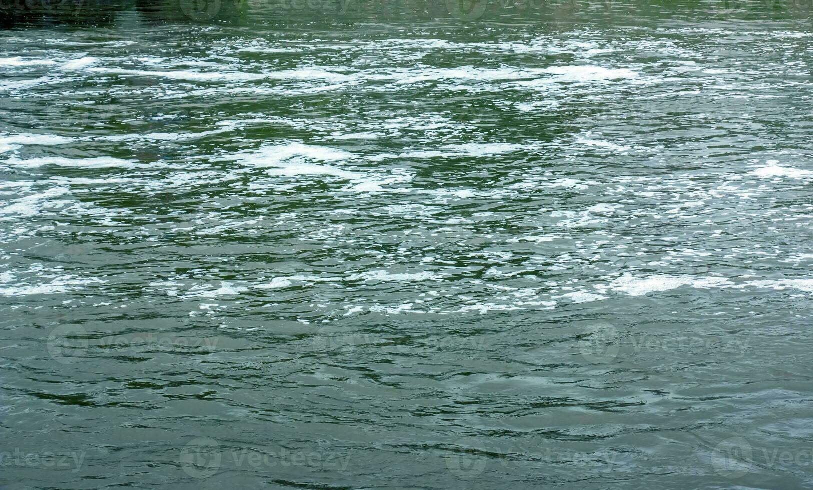 el textura de el agua de el río. natural agua antecedentes con ondas y ondas. foto