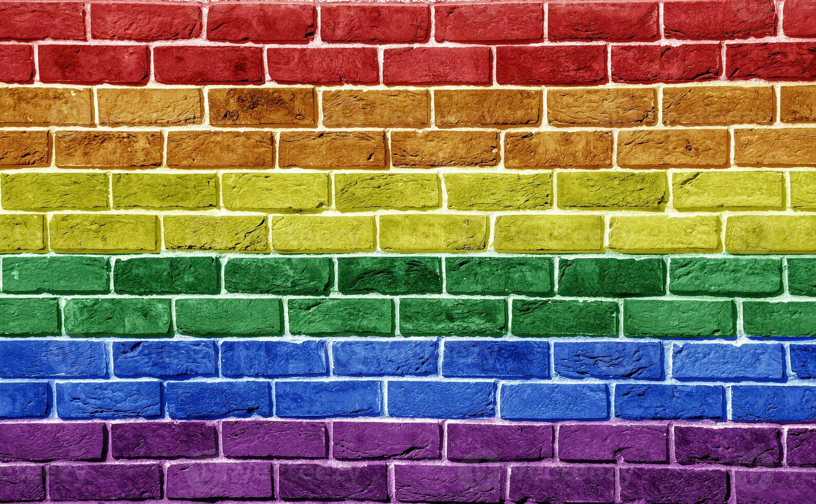 bandera de el lgbt comunidad en el antecedentes de un Roca pared. arco iris símbolo de gay cultura. concepto collage. ilustración símbolo de orgullo. foto