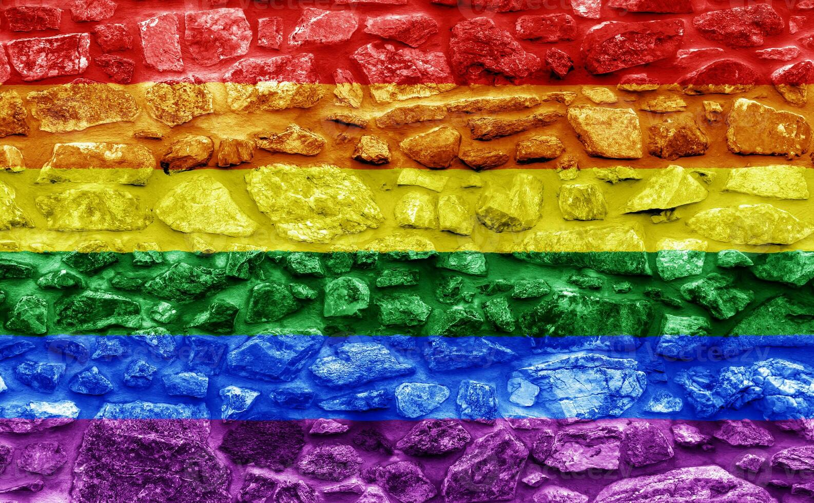 bandera de el lgbt comunidad en el antecedentes de un Roca pared. arco iris símbolo de gay cultura. concepto collage. ilustración símbolo de orgullo. foto