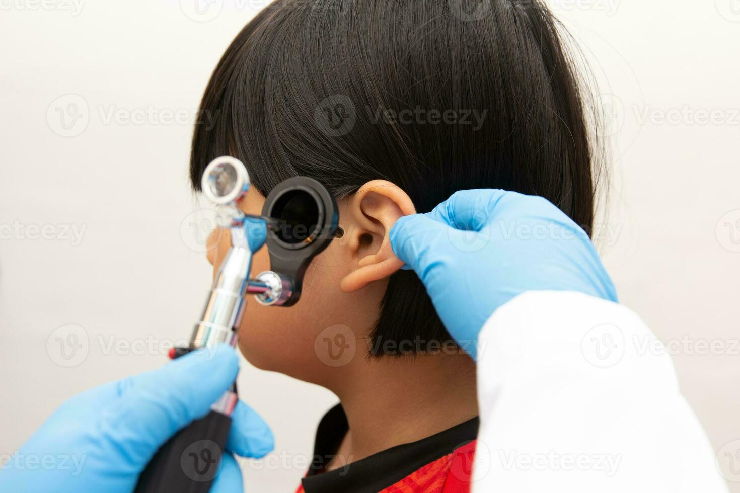 médico utilizando ostomoscopio foto